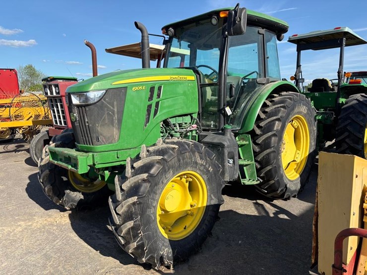 2020-john-deere-6105e-image-1