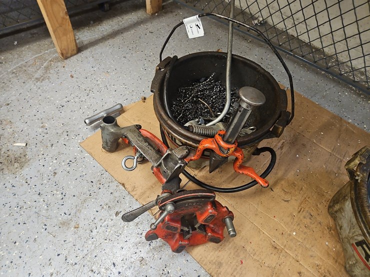 ridgid-pipe-threader-accessories-image-1