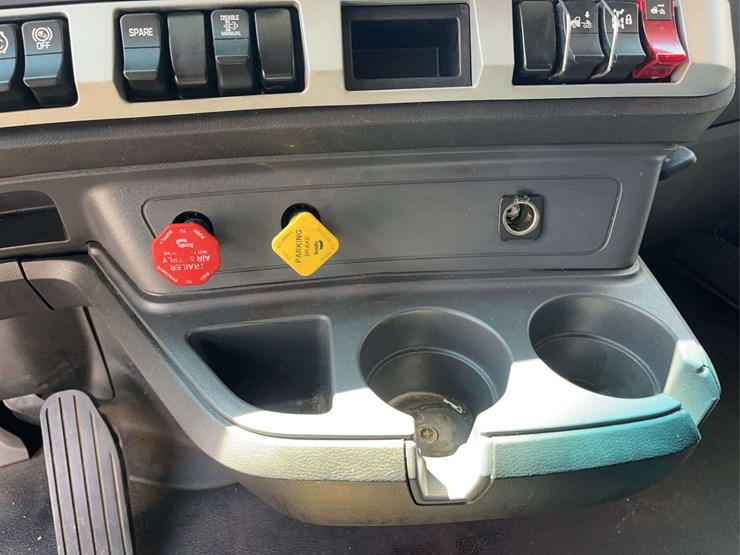 2022-kenworth-t680-image-22