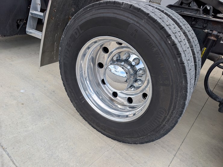2018-peterbilt-day-cab-semi-image-29