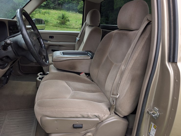 2004-gmc-3500-image-102