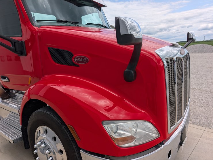 2018-peterbilt-day-cab-semi-image-62
