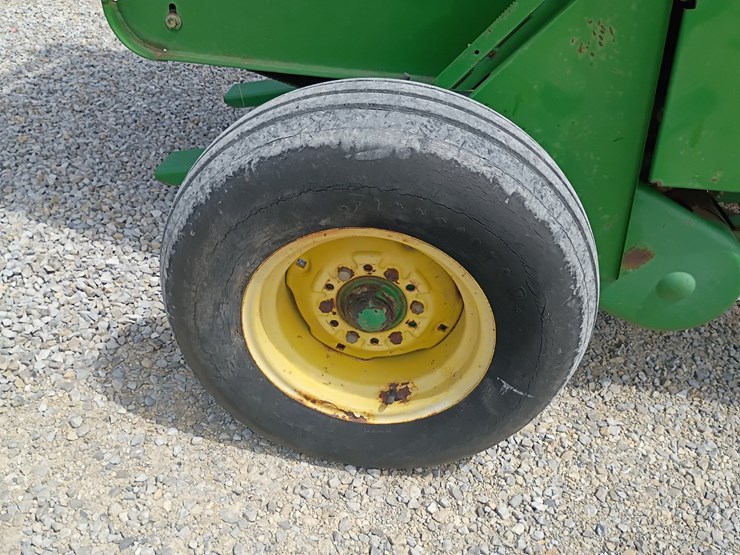john-deere-335-image-37