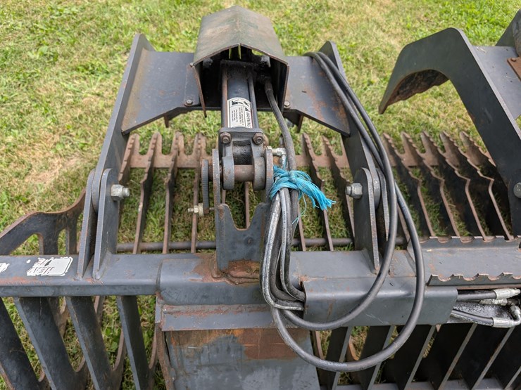 stout-72”-skid-steer-mount-grapple-image-14