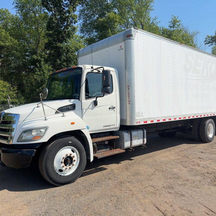 2013 HINO 268