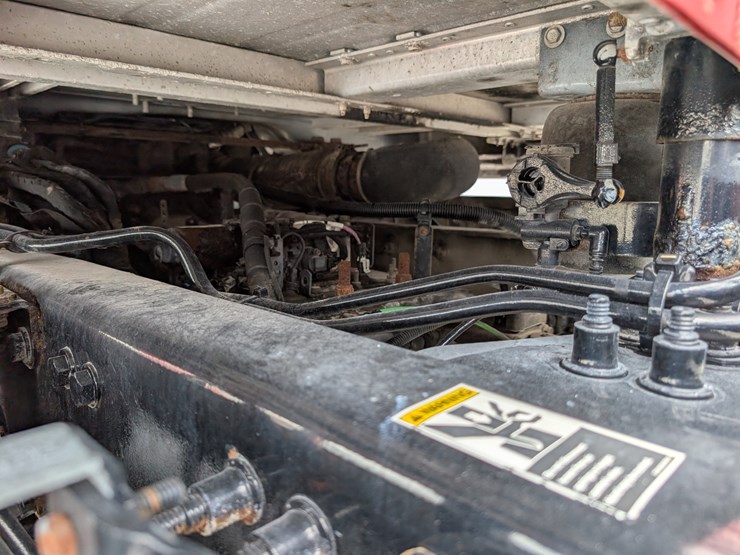 2018-peterbilt-day-cab-semi-image-24