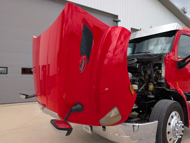 2018-peterbilt-day-cab-semi-image-77