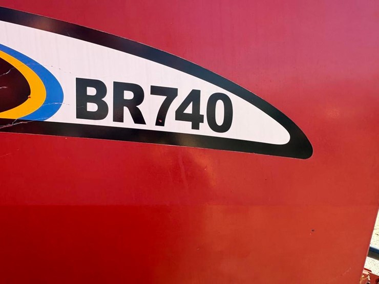 new-holland-br740-image-6