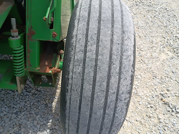 john-deere-335-image-38