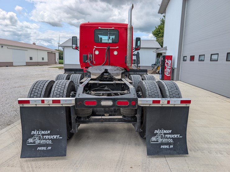 2018-peterbilt-day-cab-semi-image-4