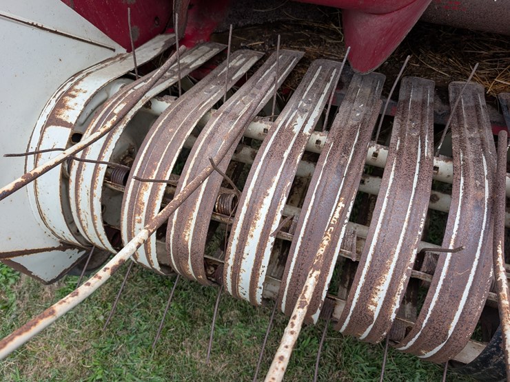 ih-440-square-baler-image-39