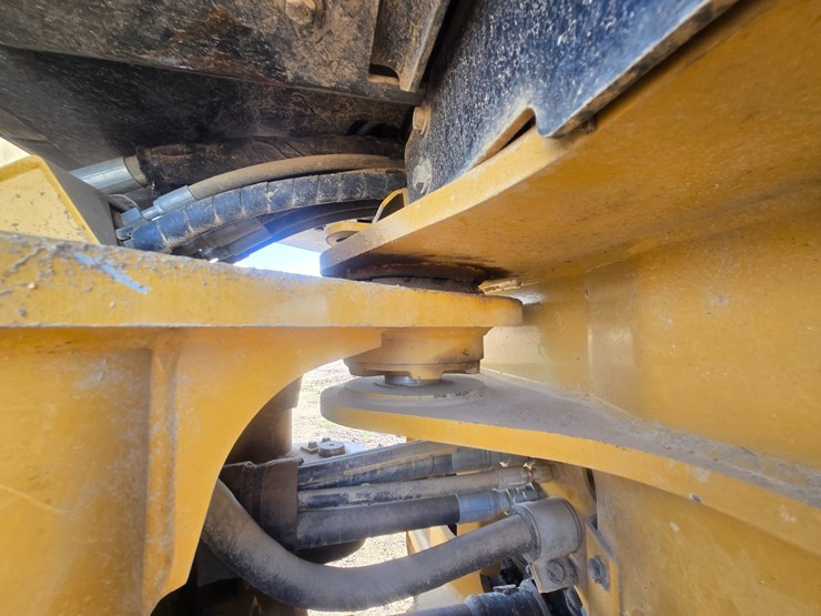 2015-caterpillar-525d-image-48