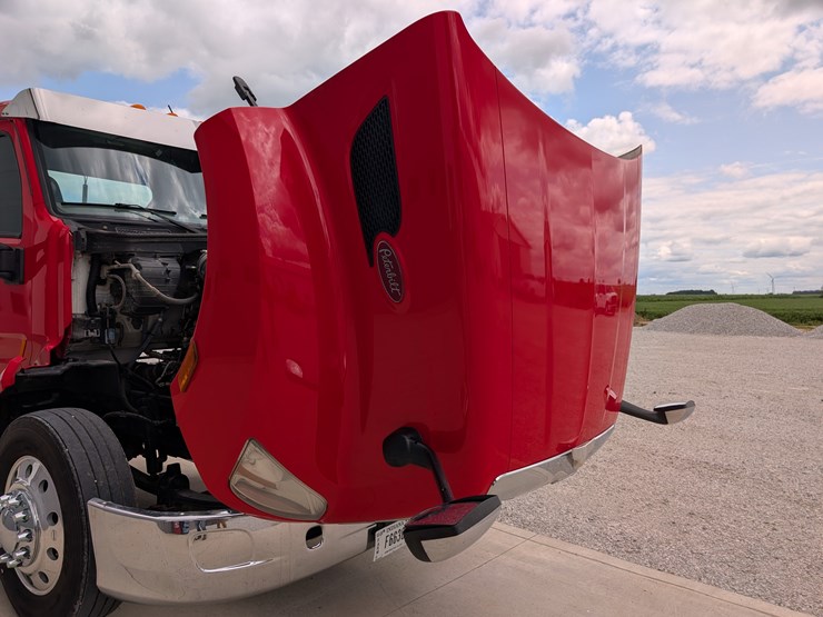 2018-peterbilt-day-cab-semi-image-79