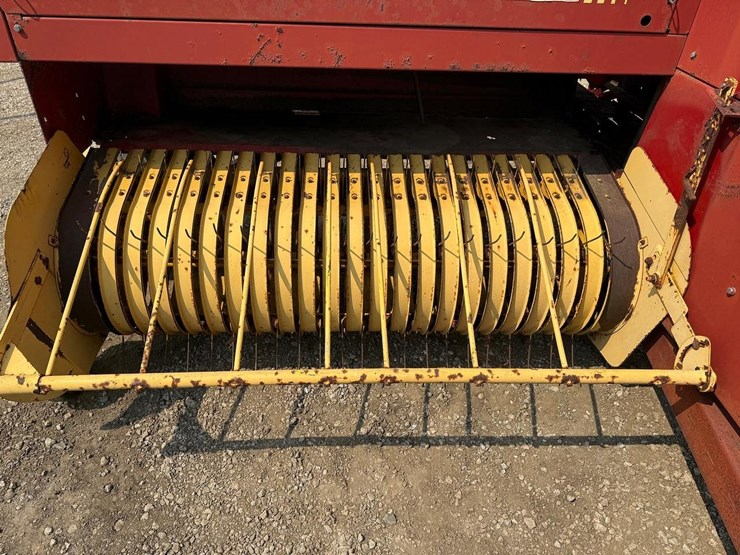 new-holland-565-image-11