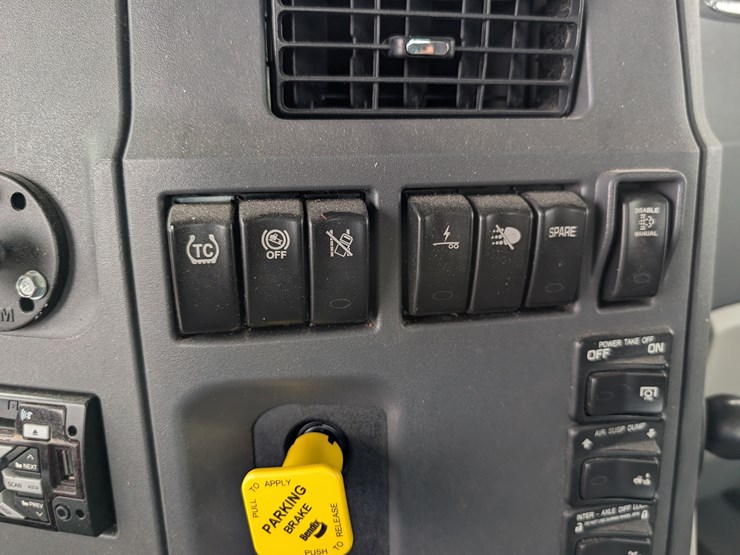 2018-peterbilt-day-cab-semi-image-101