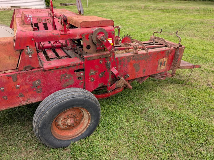 ih-440-square-baler-image-4