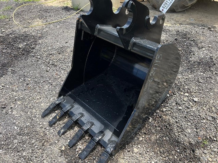 30”-quick-attach-excavator-bucket-for-kx80-image-1