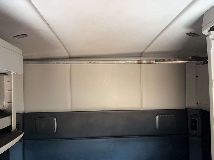 2022-kenworth-t680-image-30