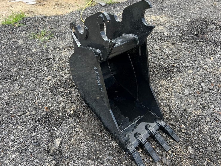 18”-quick-attach-excavator-bucket-for-kx80-image-2