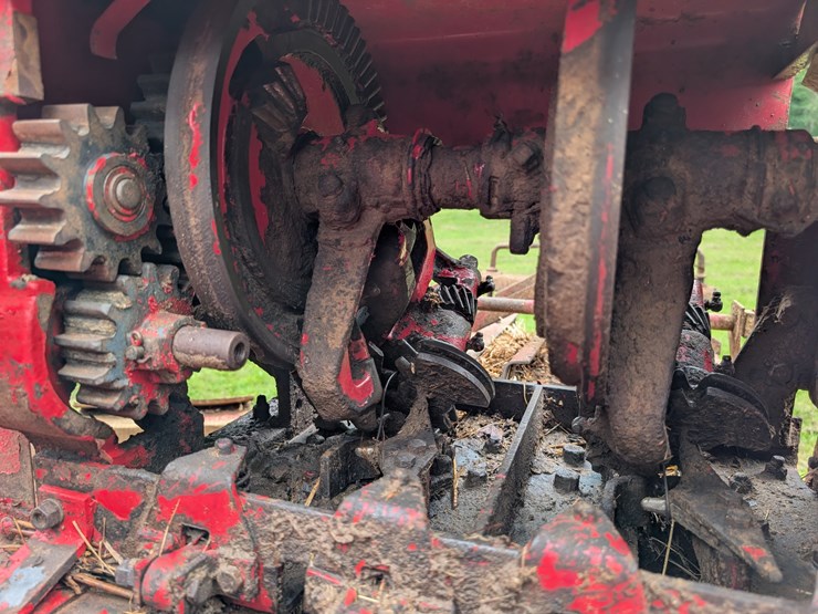 ih-440-square-baler-image-22