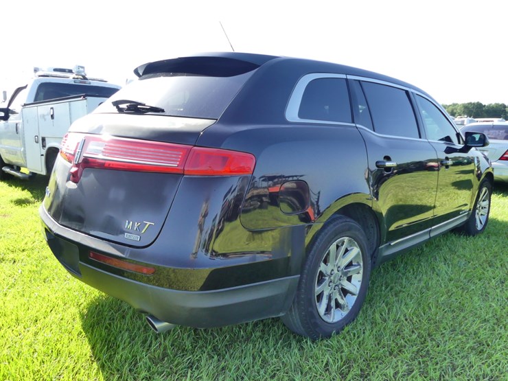 2014-lincoln-mkt-image-3