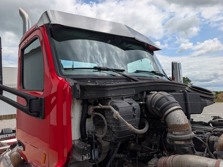 2018-peterbilt-day-cab-semi-image-87