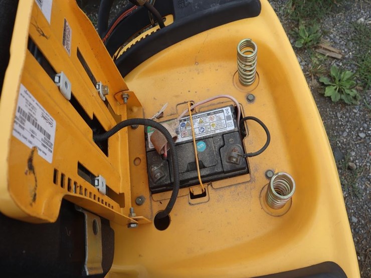 cub-cadet-lx1040-riding-mower-image-23