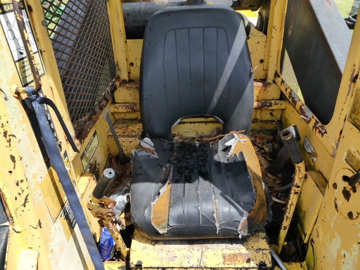new-holland-l785-image-13