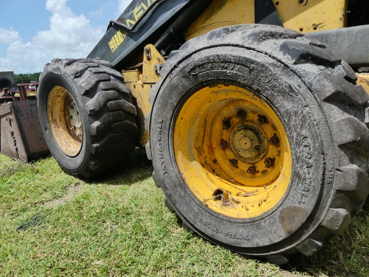 new-holland-l785-image-5
