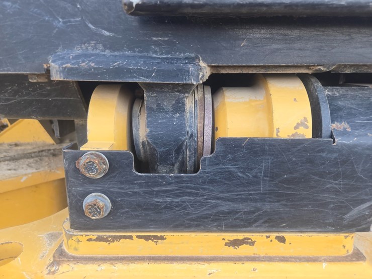 2015-caterpillar-525d-image-78