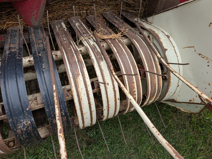 ih-440-square-baler-image-40