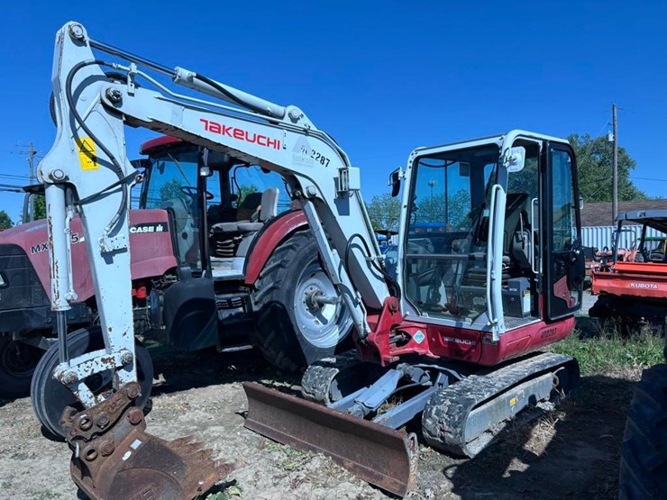 2017-takeuchi-tb240-image-3
