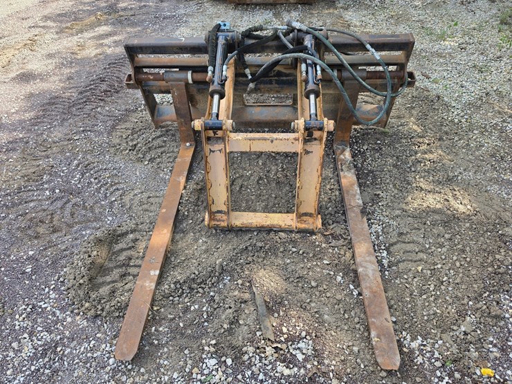 #22360-•-talet-fork-lift-/-grapple-clamp-skid-steer-attachment-image-2