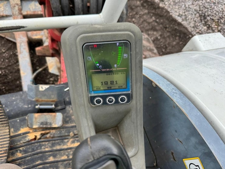 2016-takeuchi-tb260-image-28
