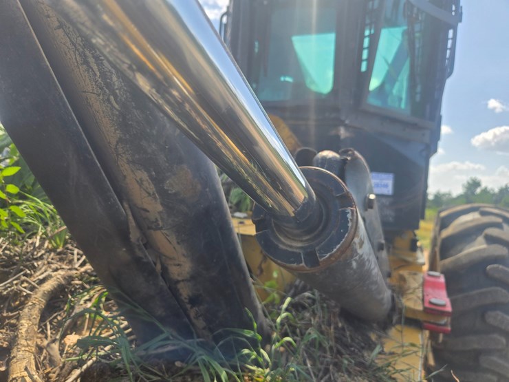 2015-caterpillar-525d-image-49