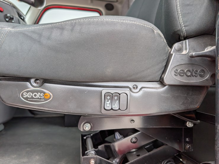 2018-peterbilt-day-cab-semi-image-94