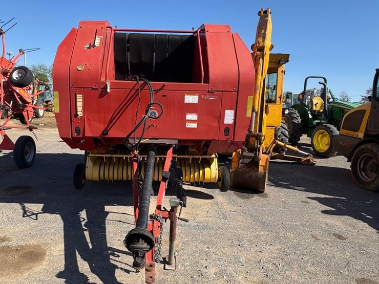 new-holland-br740-image-3