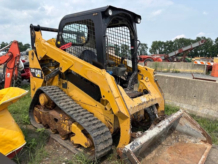 2014-caterpillar-259d-image-3