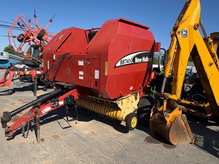 new-holland-br740-image-4