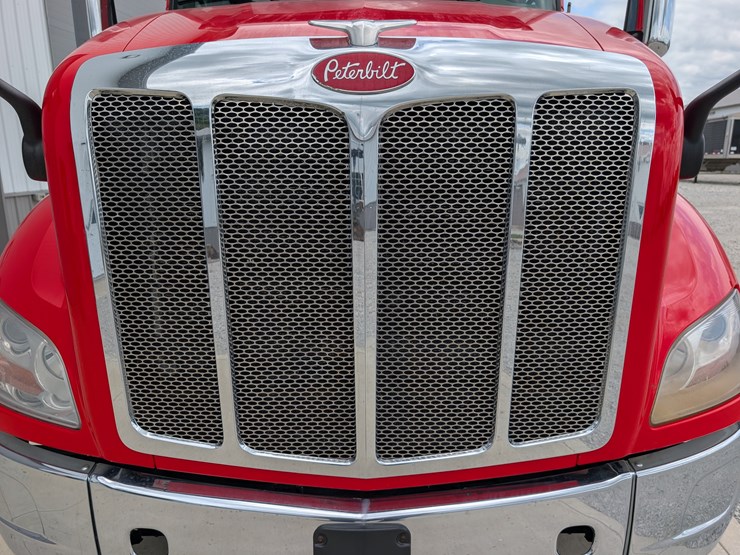 2018-peterbilt-day-cab-semi-image-65
