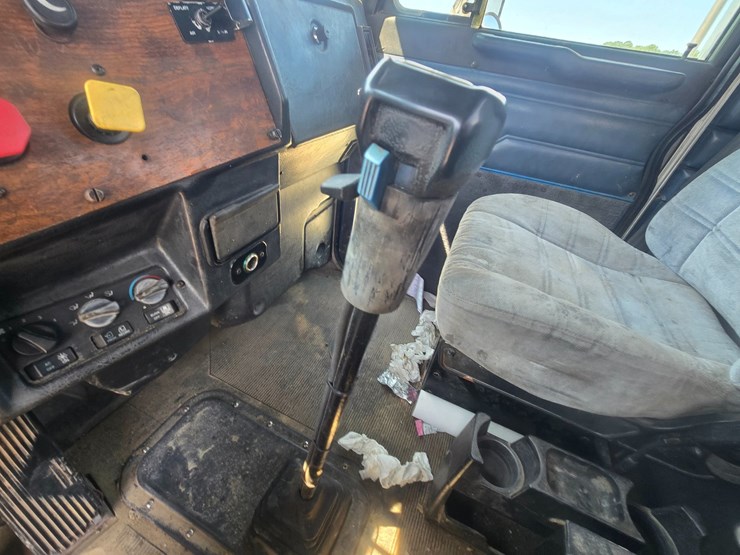 1999-peterbilt-385-image-55