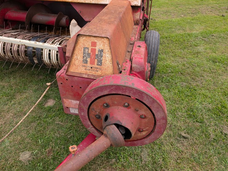 ih-440-square-baler-image-14