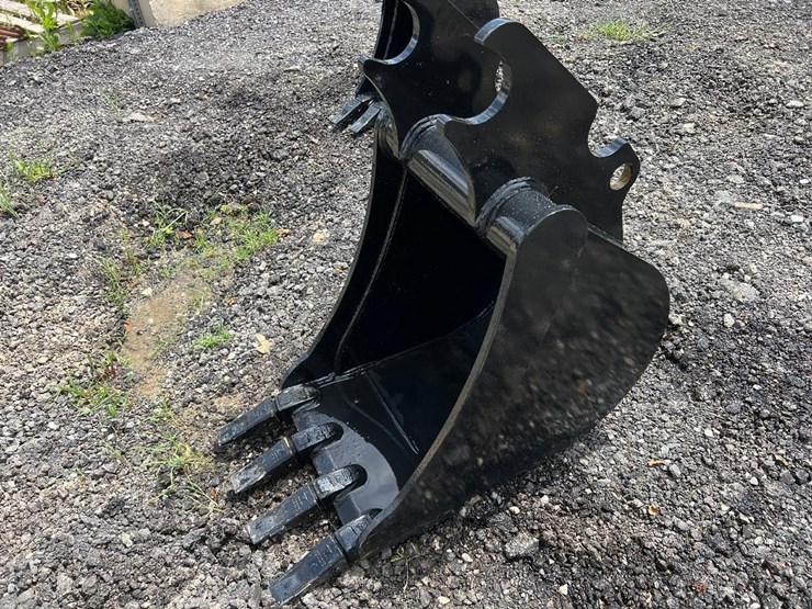 18”-quick-attach-excavator-bucket-for-kx57-image-1