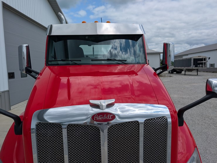 2018-peterbilt-day-cab-semi-image-8