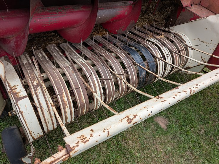 ih-440-square-baler-image-38