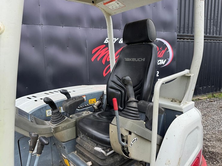 2016-takeuchi-tb260-image-26