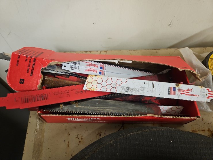cabinet-with-quantity-of-blades-image-4