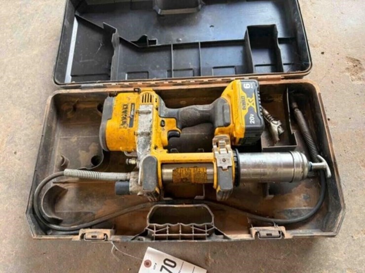 dewalt-20v-greese-gun-image-1