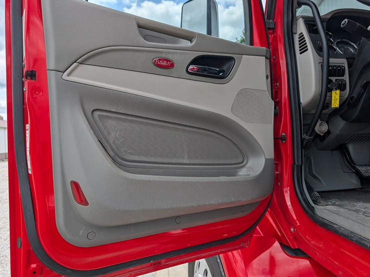 2018-peterbilt-day-cab-semi-image-91