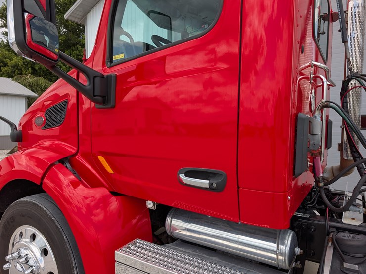 2018-peterbilt-day-cab-semi-image-15